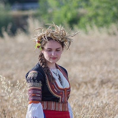 Antik Yunan tapınağı önünde duran mermer heykel